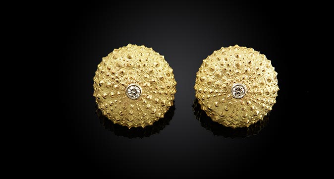Gold earrings with rubies